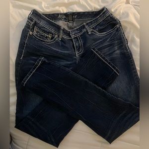 Super Cute Ariya Jeans Skinny Low Rise Jeans with White Stitching. Size 11/12